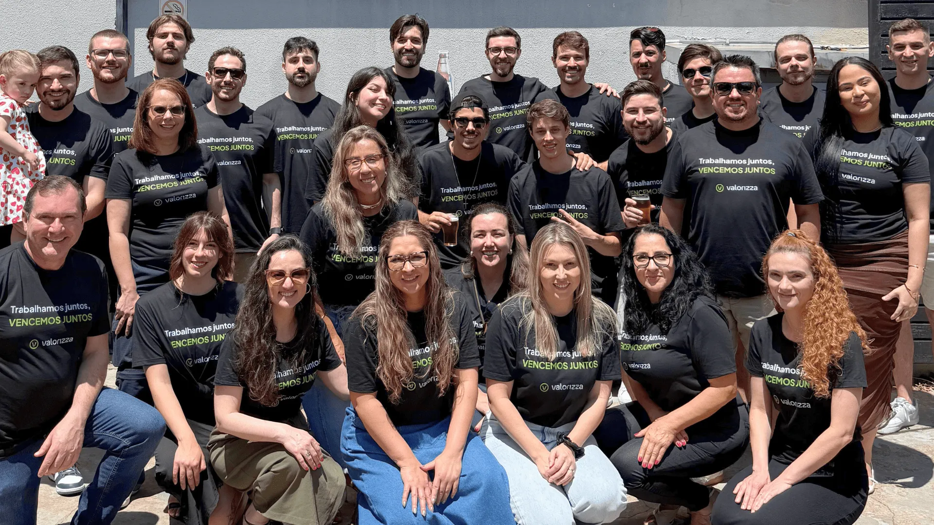Equipe Valorizza trabalhando em colaboração